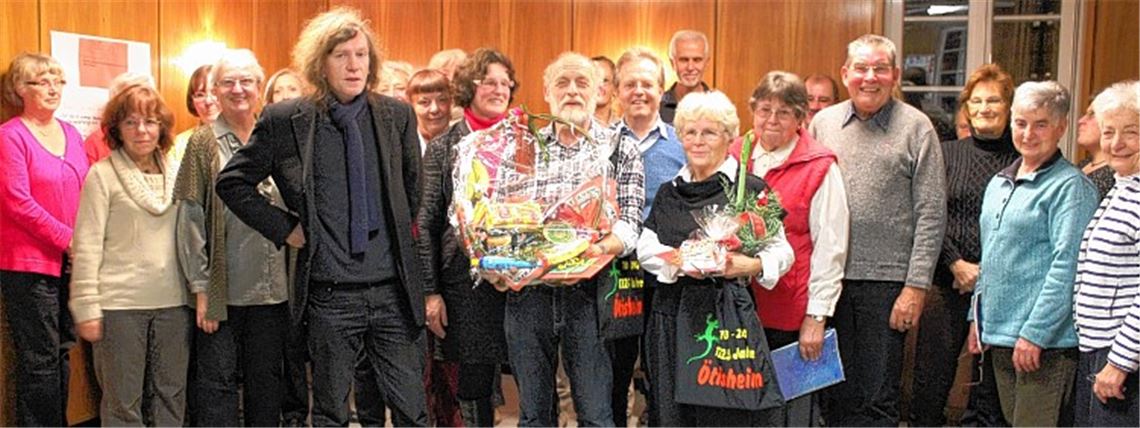 Für langjährige Mitgliedschaft und Sängertätigkeit im Ötisheimer Kirchenchor werden Adelheid Hotz und Werner Schmid-Burger (Mitte, mit Präsentkörben) geehrt. Dirigent Bernd Güther feiert gleichzeitig sein 20-Jahr-Jubiläum als Chorleiter.