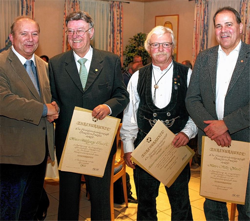 Für langjährige Obermeister- und Vorstandstätigkeit ehrt Kreishandwerksmeister Rolf Nagel die Kollegen Wolfgang Ehrich, Waldemar Lampert und Fritz Staib (v.li.).Foto: Kollros