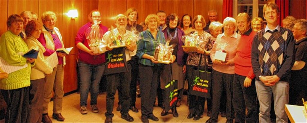 Für langjährige Treue zum evangelischen Kirchenchor werden Annika Bitzer, Werner Schmid-Burger, Helga Gulden, Erika Weiß und Lisa Vogel von Bezirkskantorin Erika Budday, dem Vorsitzenden Dietmar Hermann, Bürgermeister Werner Henle und Pfarrer Markus Epting ausgezeichnet.Foto: Huber