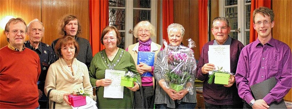 Für langjähriges aktives Engagement beim evangelischen Kirchenchor Ötisheim ehren Pfarrer Markus Epting (re.) und Bürgermeister Werner Henle (li.) Christel Staiger-Keller (25 Jahre aktives Singen), Heiderose Gaißert (40 Jahre aktives Singen), Marlene Keppler (25 Jahre aktives Singen), Marianne Dursch (40-jährige Mitgliedschaft) und Dietmar Hermann (40 Jahre aktives Singen).