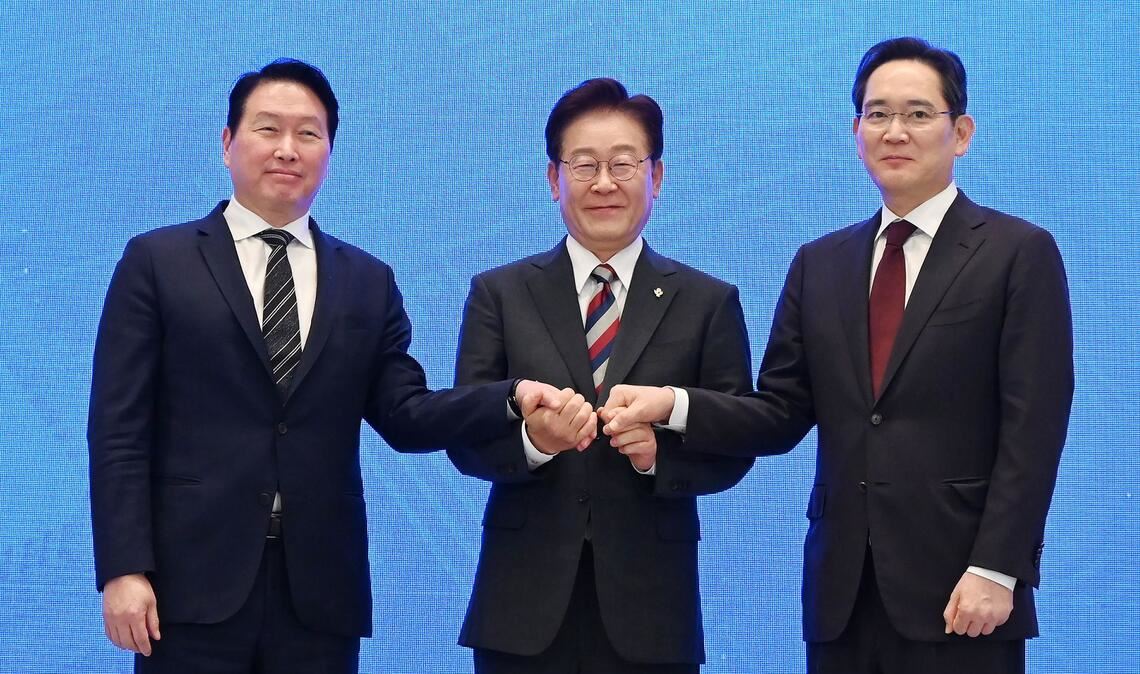 Für seinen Investitionsplan hat Präsident Lee Jae Myung die Vorstände von Samsung Electronics, Lee Jae Yong (r), und SK Hynix, Chey Tae Won, an Bord geholt.