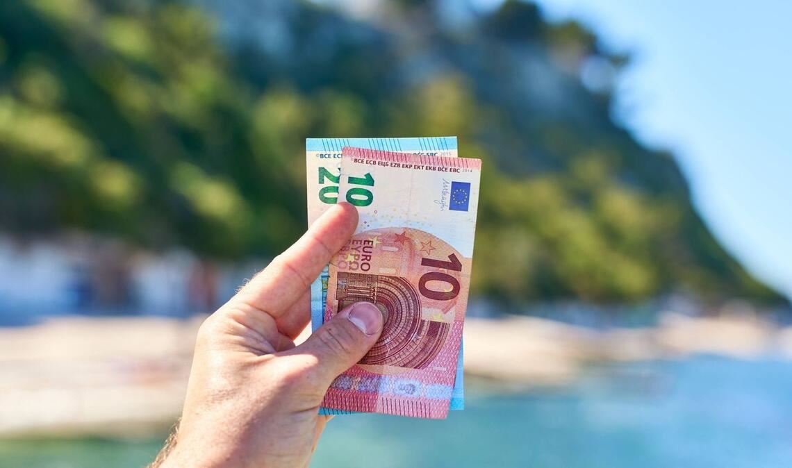 Für viele Beschäftigte ist das Urlaubsgeld ein wichtiger Posten im Sommerbudget. Doch die Zusatzleistung ist längst keine Selbstverständlichkeit mehr.
