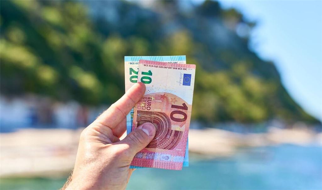 Für viele Beschäftigte ist das Urlaubsgeld ein wichtiger Posten im Sommerbudget. Doch die Zusatzleistung ist längst keine Selbstverständlichkeit mehr.