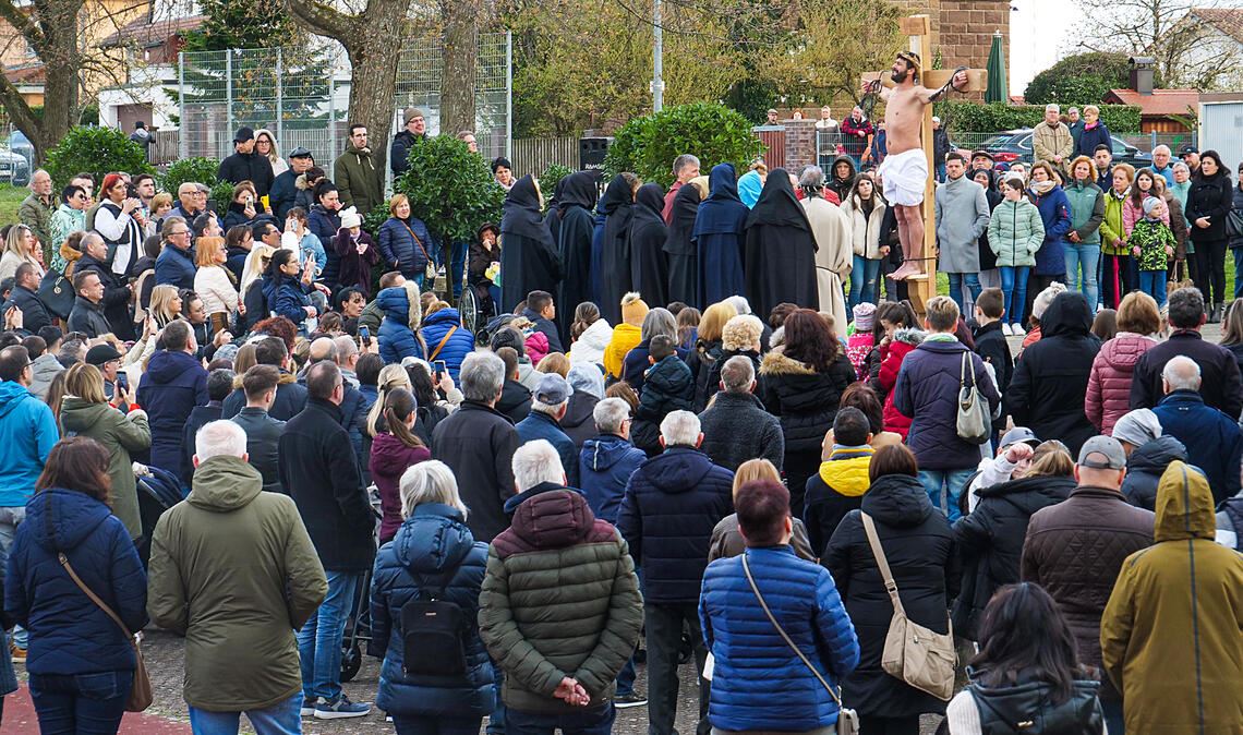 Für viele Gläubige ein Höhepunkt im Kirchenjahr: Szene aus der Karfreitagsprozession im vergangenen Jahr in Ötisheim. Archivfoto: Friedrich