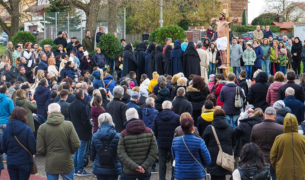 Für viele Gläubige ein Höhepunkt im Kirchenjahr: Szene aus der Karfreitagsprozession im vergangenen Jahr in Ötisheim. Archivfoto: Friedrich