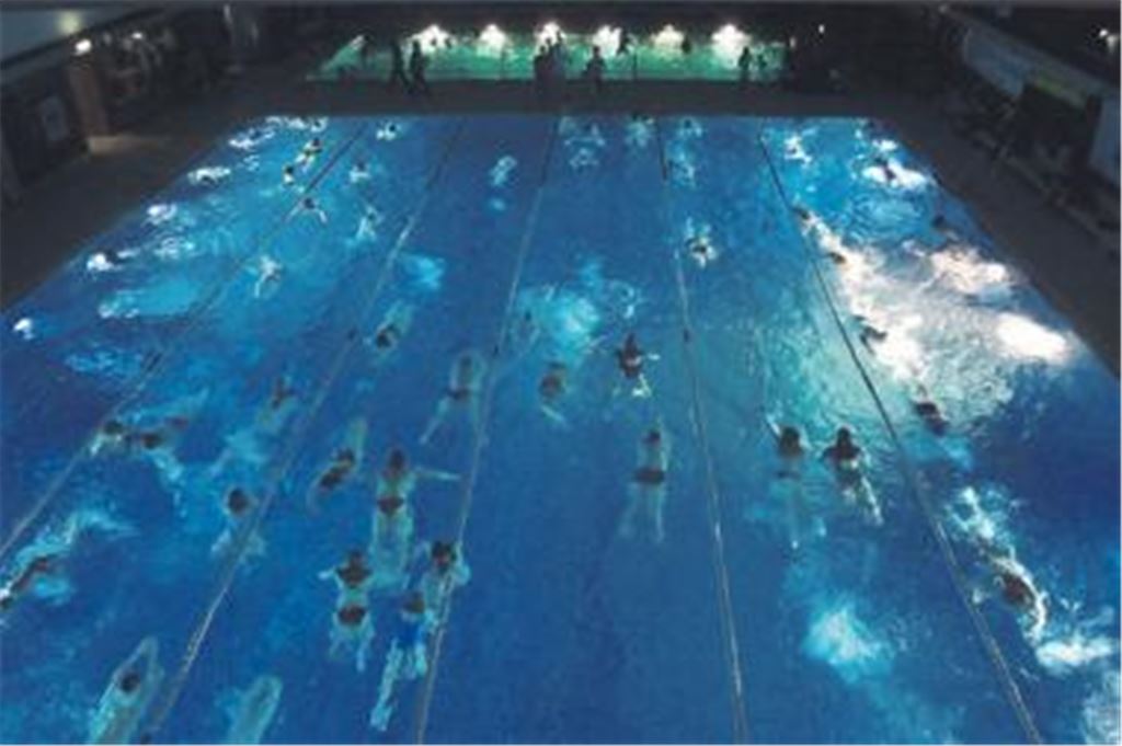 

Für viele Teilnehmer ist das blaue Farbenspiel der Höhepunkt: Auch wenn das Licht nach Mitternacht ausgegangen ist, herrscht im Schwimmbecken ein reges Treiben und für die Schwimmenden ein faszinierendes Ambiente. 
Foto: Fotomoment
