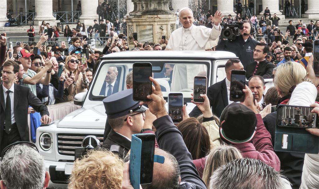 Für viele Teilnehmerinnen und Teilnehmer ein Höhepunkt der Reise: Papst Leo XIV. ist den Menschen auf dem Petersplatz ganz nah. Fotos: Christina Wetzel/privat