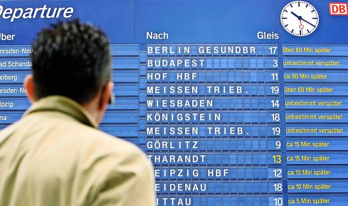 Für viele Zugreisende ein gewohntes Bild: Hinweise am Bahnhof auf verspätete Züge.