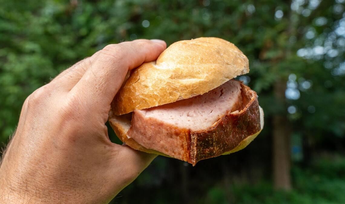 Für viele verlockend, für andere tabu: Leberkäswecken.