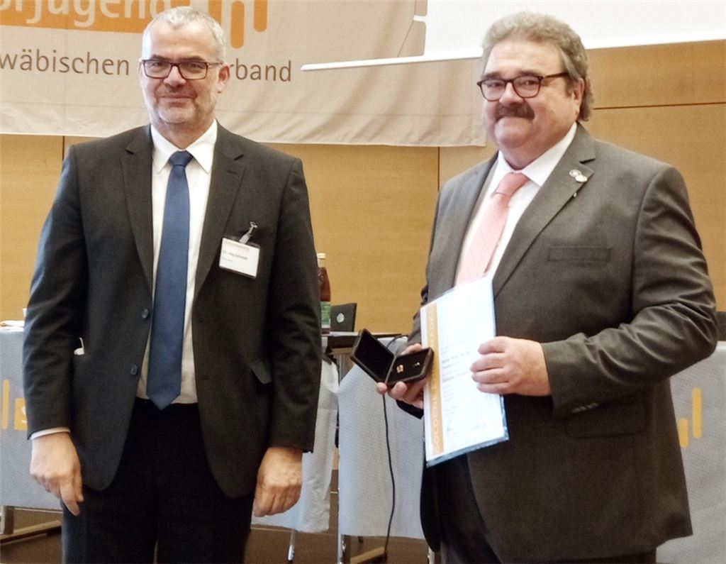Für vielfältiges Engagement in der Sängerbewegung zeichnet der Präsident des Schwäbischen Chorverbands, Jörg Schmidt, den Vorsitzenden des regionalen Dachverbands, Peter Heinke (re.), mit der goldenen Ehrennadel aus.privat