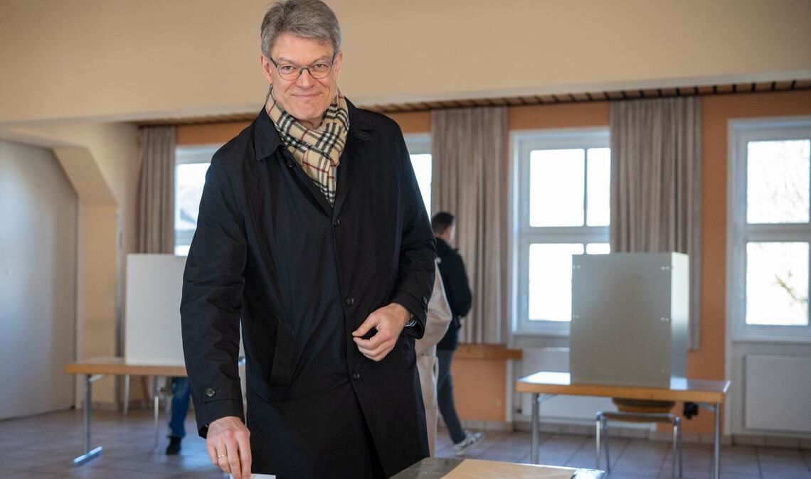 Für wen hat Bundesverkehrsminister Patrick Schnieder, Bruder des CDU-Herausforderers, wohl gestimmt?