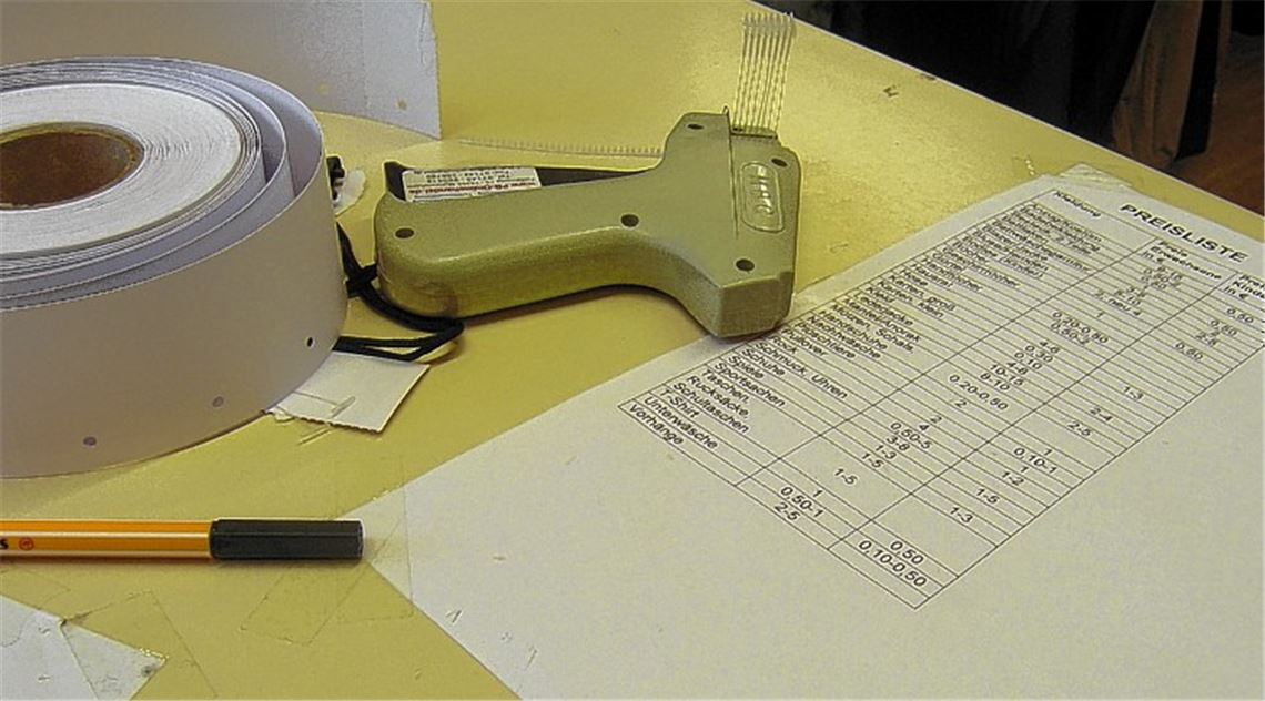 Für wenig Geld gibt es bei Madita Kleidung, Hausrat, Spiele und mehr zu kaufen. Auch Bücher – im Bild re. oben nimmt Isolde Renner-Rosentreter gespendete Exemplare unter die Lupe – sind im Angebot. Die Arbeit der ehrenamtlichen Helferinnen (im Bild Ingrid Knödler, re., und Rosemarie Ruckober) beginnt geraume Zeit, bevor der erste Kunde den Laden an der Industriestraße betritt.