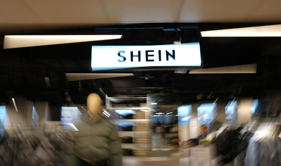 Für wenige Euro kann man bei Shein Kleidung shoppen. Die Umweltorganisation Greenpeace sieht jedoch Gefahren.