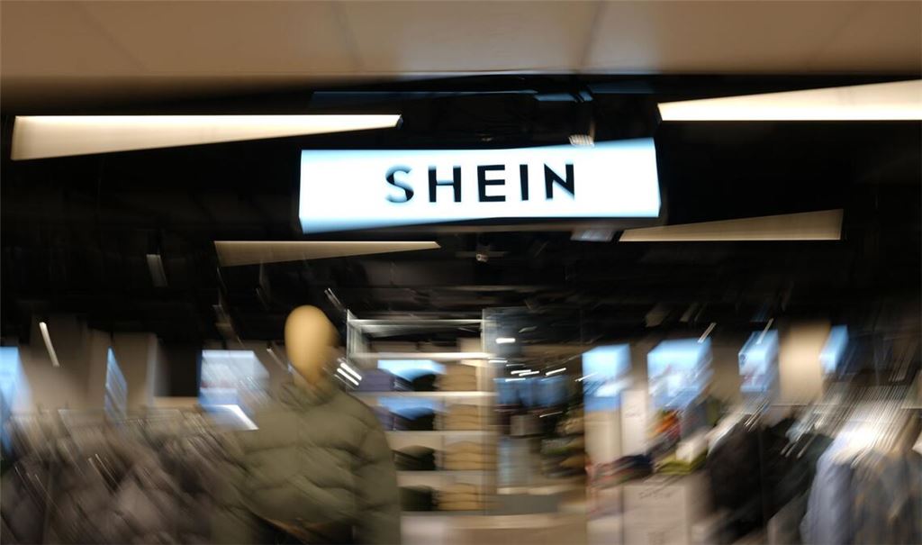 Für wenige Euro kann man bei Shein Kleidung shoppen. Die Umweltorganisation Greenpeace sieht jedoch Gefahren.