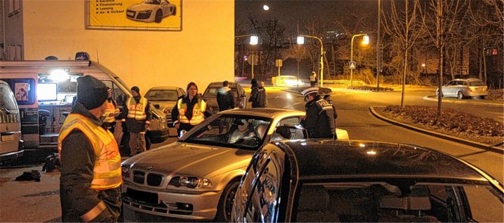 Für zahlreiche junge Fahrer endet die Raserei in der Nacht von Samstag auf Sonntag in der Kontrolle der Pforzheimer Verkehrspolizei an der Unteren Wilferdinger Straße. Gezielte Präventionsmaßnahmen vor Ort können manchen allzu eiligen Verkehrsteilnehmer zum Umdenken veranlassen – und dadurch Menschenleben retten. 