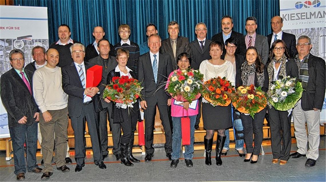 Für zehn- bis 35-jährige Betriebszugehörigkeit werden Mitarbeiter der Knittlinger Armaturenfabrik Kieselmann geehrt. In der Bildmitte Klaus Dohle, seit 20 Jahren Geschäftsführer. 