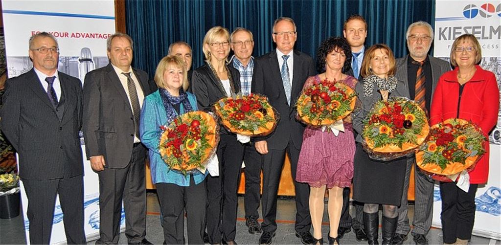 Für zehn- bis 40-jährige Betriebszugehörigkeit werden Mitarbeiter der Knittlinger Armaturenfabrik Kieselmann im Rahmen der Jahresfeier geehrt. Mit auf dem Foto: Geschäftsführer Klaus Dohle (Mitte) und die Vertreter des Betriebsrates.Foto: Haller