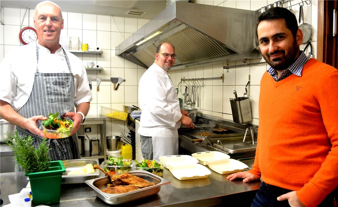 Fürs Foto ohne Maske, aber mit Abstand: das Team des Restaurants „Viktoria“ in Enzberg.