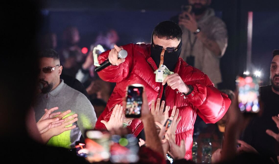 Fürs Publikum gab es Euroscheine statt Botschaften des Rappers.