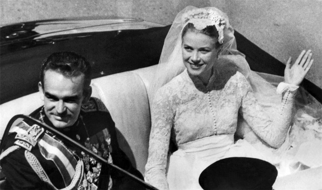 Fürst Rainier III. von Monaco und seine Braut, die US-amerikanische Filmschauspielerin Grace Kelly nach ihrer Hochzeit in Monte Carlo.