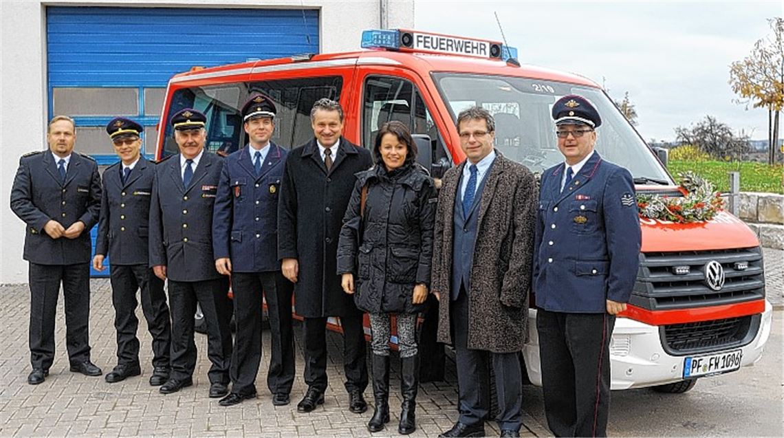 Fuhrpark ergänzt: Martin Gerst, Andreas Felchle, Viktoria Schmid, Dr. Hans-Ulrich Rülke, Ronald Richter, Martin Rühle, Jürgen Link und Christian Spielvogel (v. re.) übergeben den neuen Mannschaftstransportwagen „Maulbronn 2/19“ an die Feuerwehr-Abteilung in Schmie.