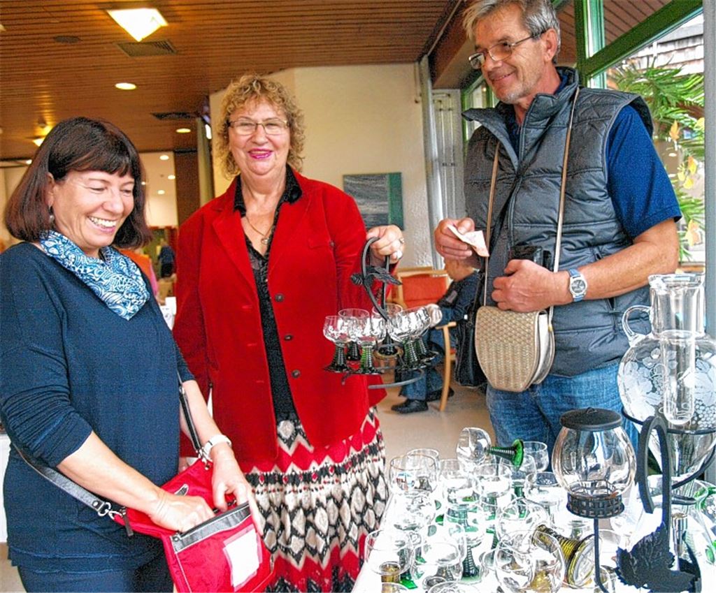 Schnäppchenjäger stürmen ersten Geschirrbasar