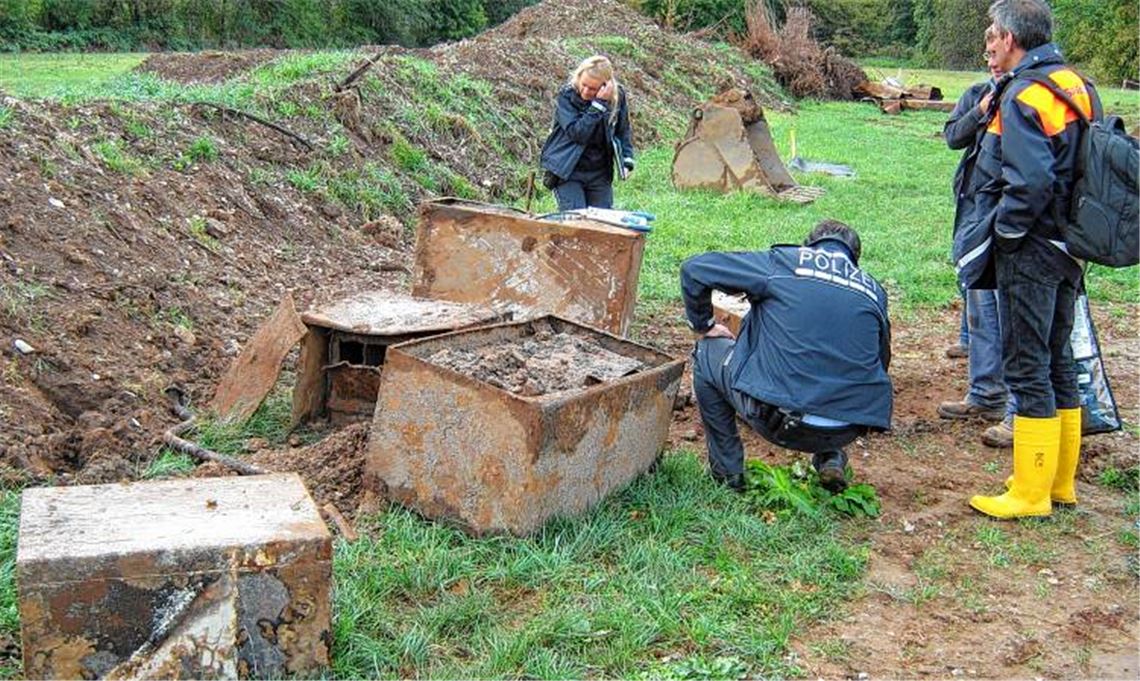 Fundstücke: Im Zuge von Arbeiten an der Uferböschung werden ein halbes Dutzend Tresore aus dem Neckar bei Marbach geborgen – und mindestens einer davon stammt aus Mühlacker.