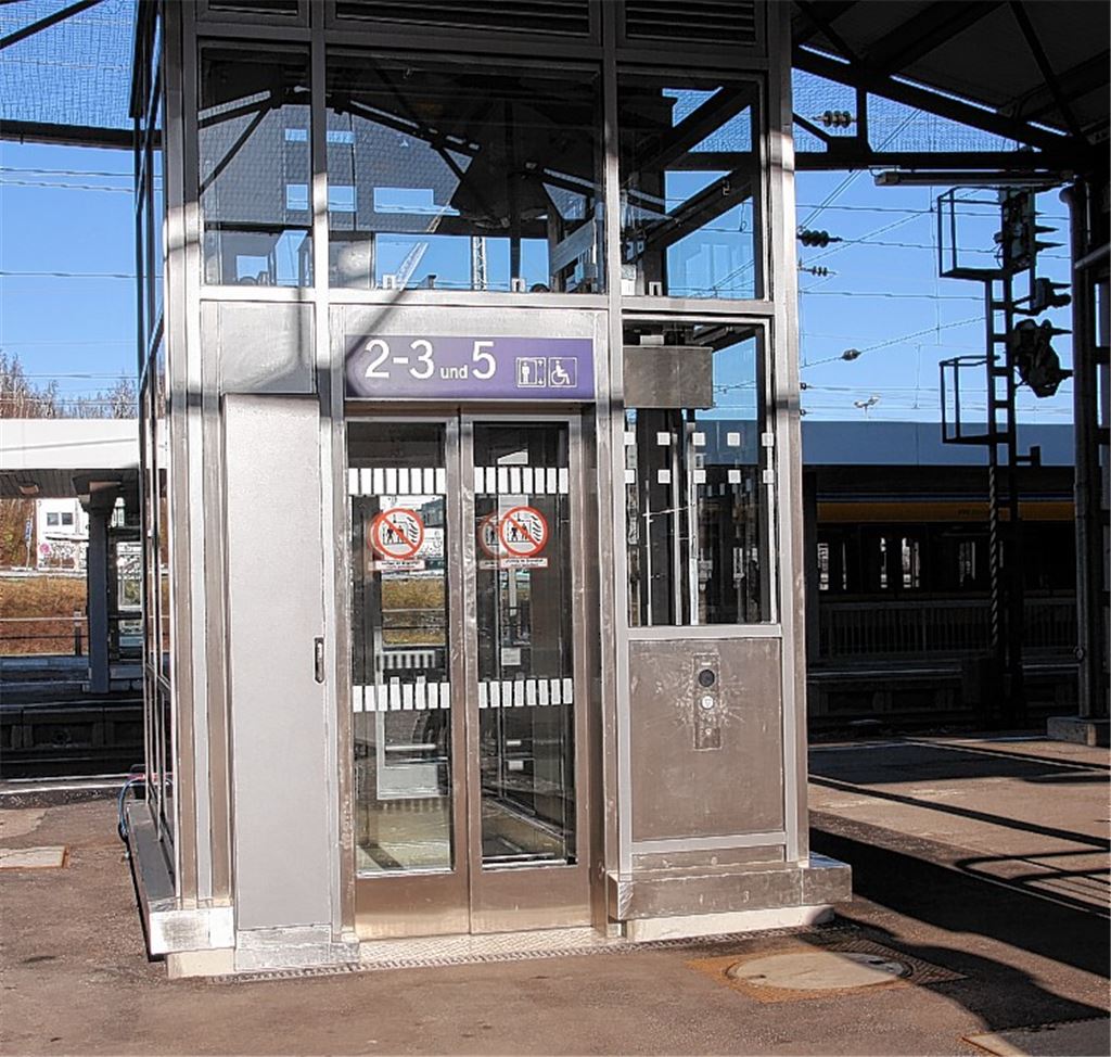 Funktioniert nicht immer: neuer Aufzug am Mühlacker Bahnhof. Foto: Sadler