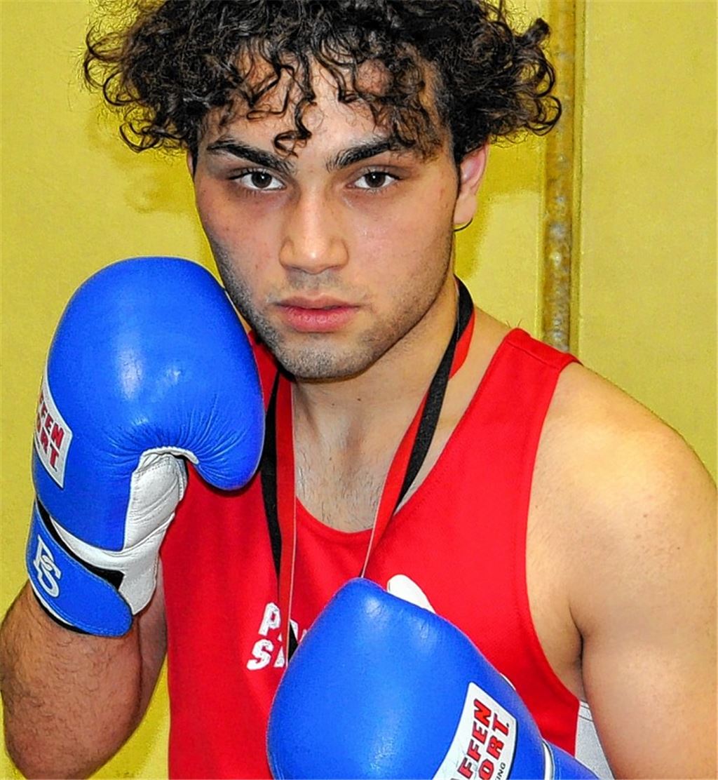 Furkan Usta besiegt seinen Gegner durch technischen K.o..