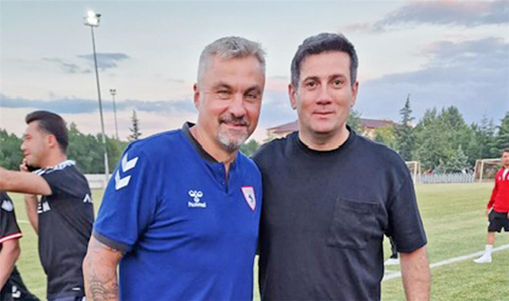 Fußball-Experten unter sich: Hasan Irmak (re.) zusammen mit Samsunspor-Trainer Thomas Reis, der früher als Spieler und Trainer unter anderem beim VfL Bochum aktiv war