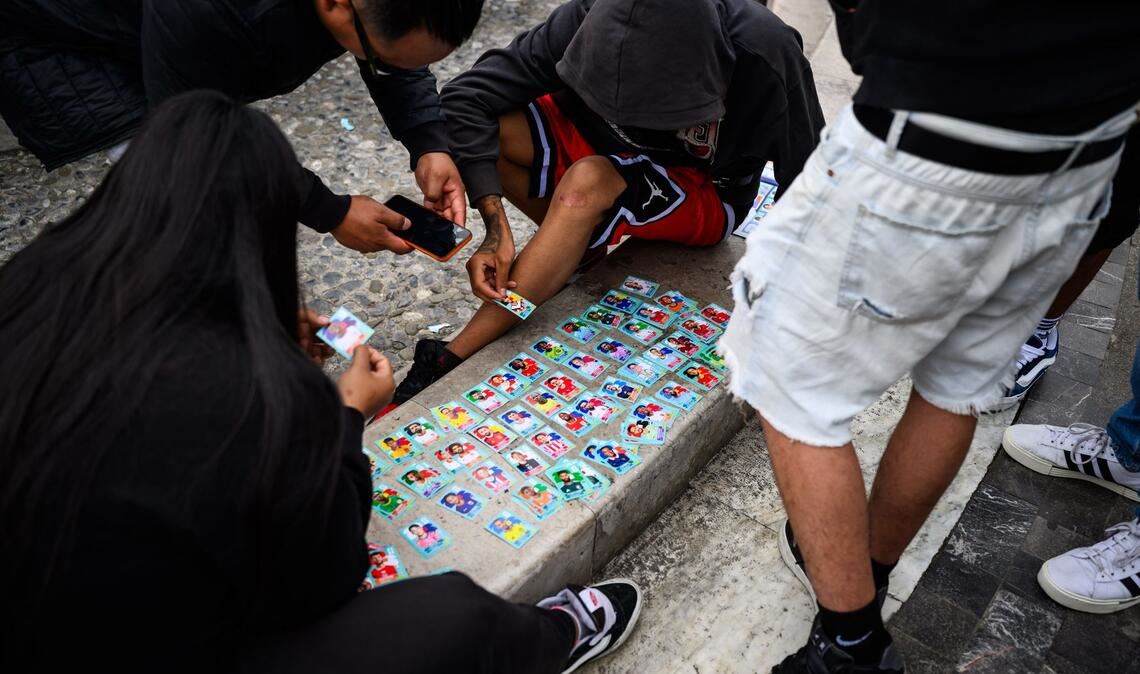 Fußball-Fans tauschen auf dem Palacio de Bellas Artes in Mexiko-Stadt Panini-Sticker.