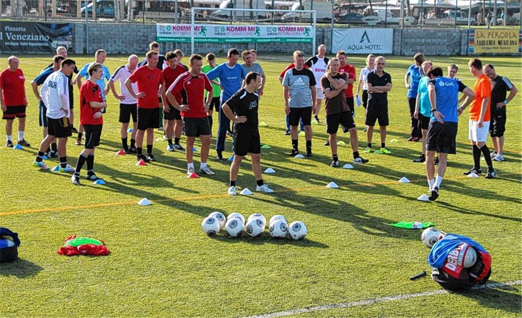 Fußball-Fortbildung unter der Sonne Kataloniens. Die Aktion „100 stille Helden“ der gemeinnützigen Organisation Komm Mit macht es möglich.
