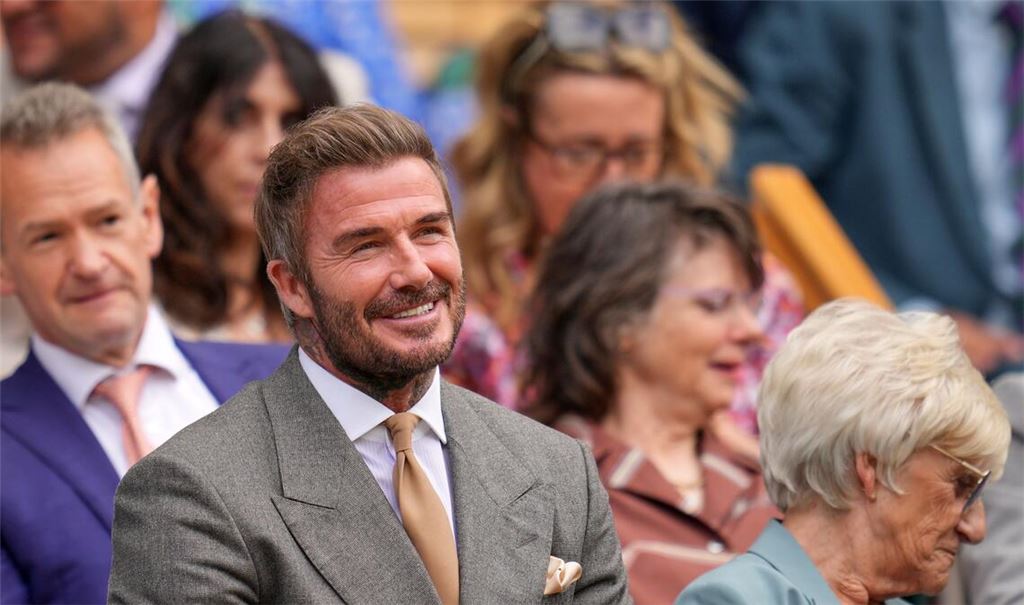 Fußball-Legende David Beckham schaute sich Titelverteidiger Jannik Sinner auf dem Centre Court an.