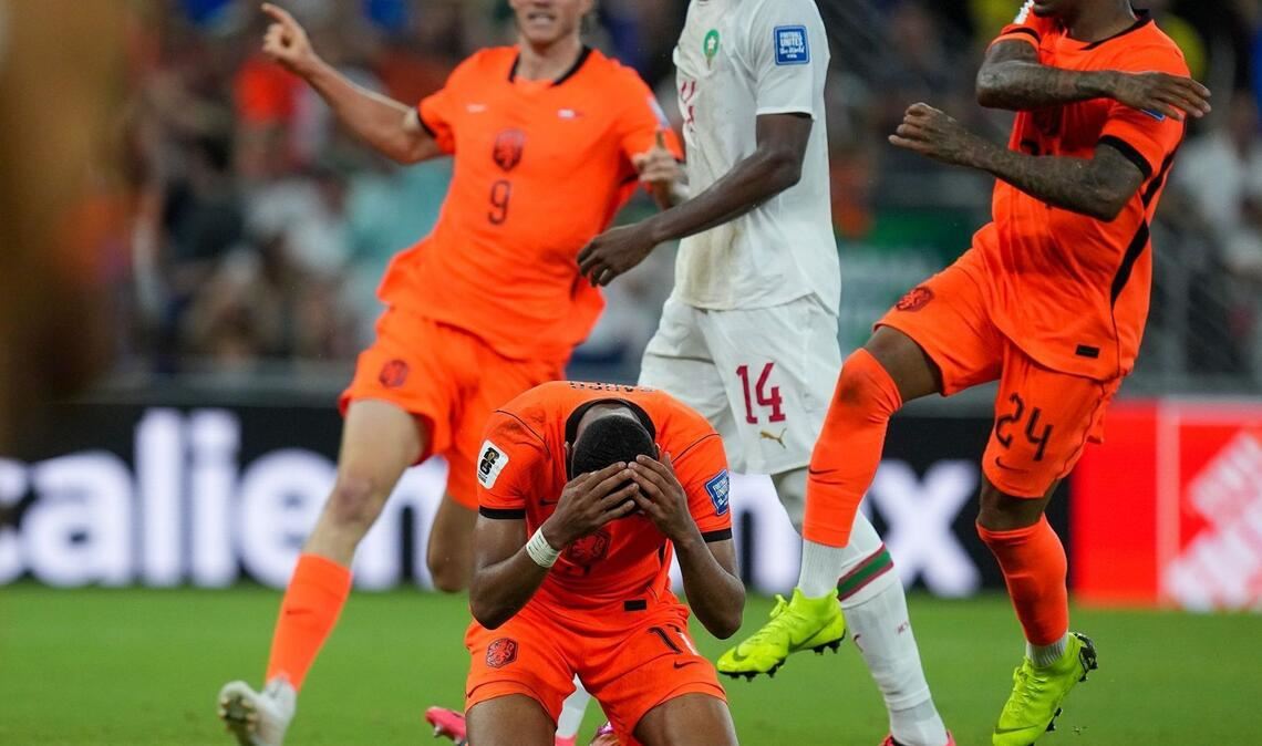 Fußball, Männer: WM, Niederlande - Marokko, Finalrunde, Sechzehntelfinale, Monterrey-Stadion in Guadalupe. Der Niederländer Cody Gakpo jubelt über sein Tor zum 1:0. (zu dpa: «Nach Deutschland: Auch Niederlande bei WM raus»)