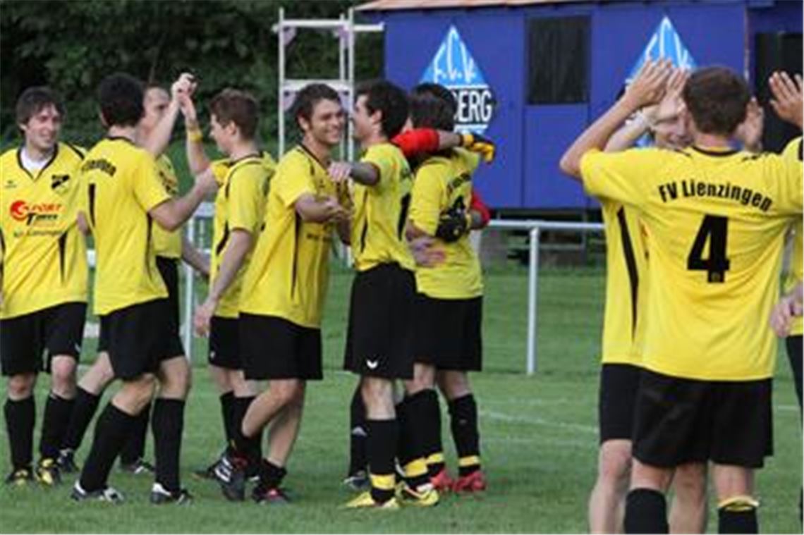 Fußball-Stadtturnier 2010: Die Spieler des FV Lienzingen feiern den dritten Platz. Als Gastgeber will die FVL-Elf wieder etwas reißen, obwohl Mitte kommender Woche ein Kreispokalspiel ansteht. Fotos: Eigner