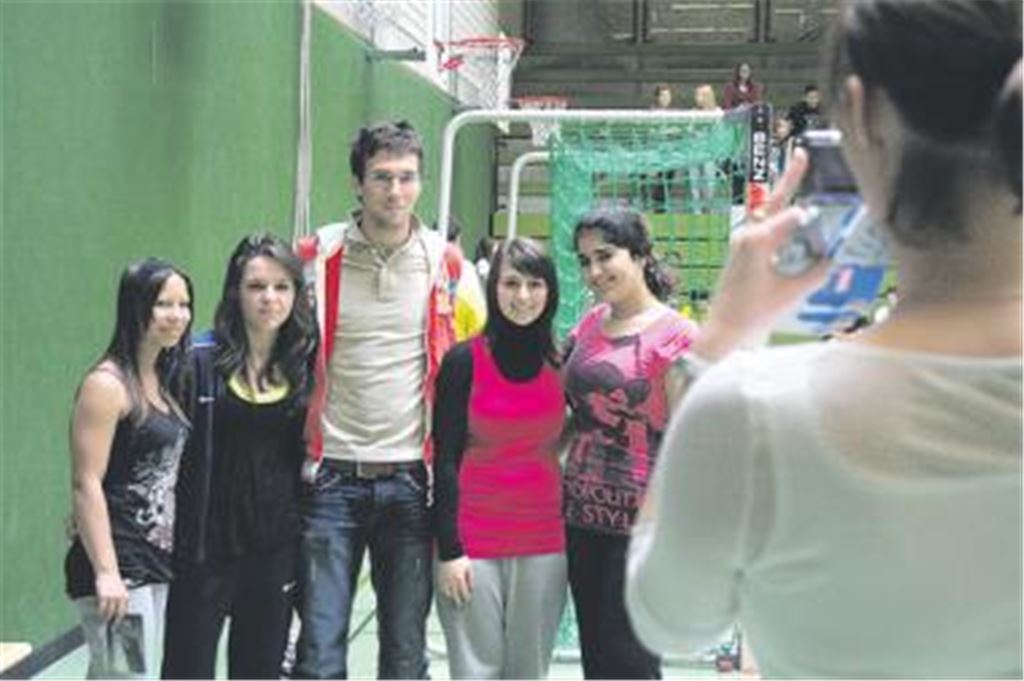 Fußball-Star zum Anfassen: Neben Autogrammen wollten die Kinder und Jugendlichen der Schillerschule vor allem auch Erinnerungsfotos mit dem Bundesliga-Profi.
Foto: Eigner