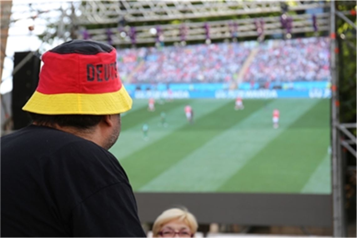 Fußball-WM und weihnachtliche Adventsstimmung treffen in diesem Jahr in der Mühlacker City auf ganz besondere Weise aufeinander. Fotos: Archiv