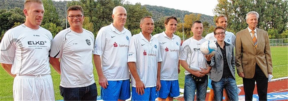 Fußball für den guten Zweck (v.li.): Restart-Kapitän Lars Toberer, FV-Vorsitzender Roman Kichau, die Allstars Burkhard Reich, Eberhard Carl, Edgar Schmitt, Restart-Coach Alexander Deiß, Dr. Claudia Dorsch, Goalgetter Rainer Scharinger und Bürgermeister Jürgen Kurz.Foto: Appich