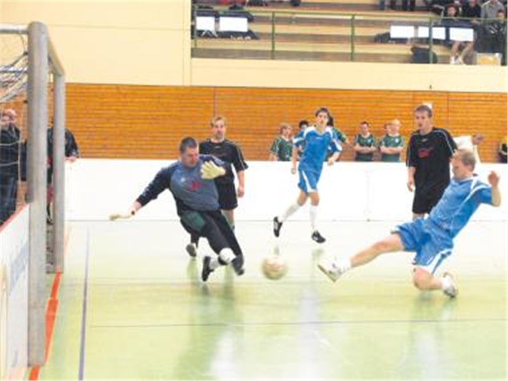 Fußball im D-Zug-Tempo: Der FV Knittlingen I (hellblaue Trikots) erzielt bei seinem 5:3-Erfolg gegen den TSV Enzweihingen fünf Tore innerhalb von vier Minuten.Foto: Appich