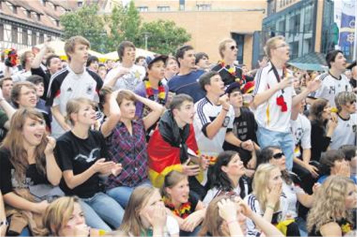 Fußball ist Emotion pur: Die Fans gehen beim Public Viewing auf dem dicht bevölkerten Kelterplatz in der Mühlacker Stadtmitte leidenschaftlich mit. Fotos: Tilo Keller