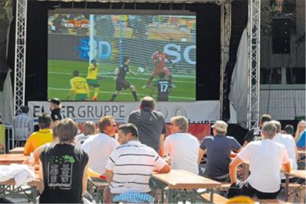 Fußball mit Freunden in der Arena Kelterplatz: Die Fans fiebern mit dem WN-Gastgeber Südafrika, der in den ersten Minuten des Eröffnungsspiels mächtig unter Druck gerät.
Foto: Hansen