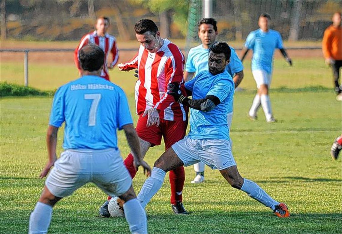 Fußball ohne Tore: Der Türkische SV Mühlacker (in weiß-rot) muss sich bei seinem Heimspiel gegen Hellas Mühlacker mit einem 0:0 begnügen. 