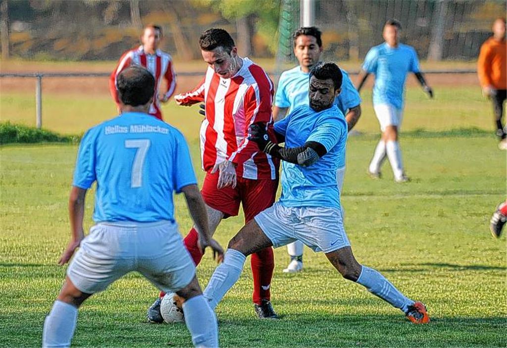 Fußball ohne Tore: Der Türkische SV Mühlacker (in weiß-rot) muss sich bei seinem Heimspiel gegen Hellas Mühlacker mit einem 0:0 begnügen. 