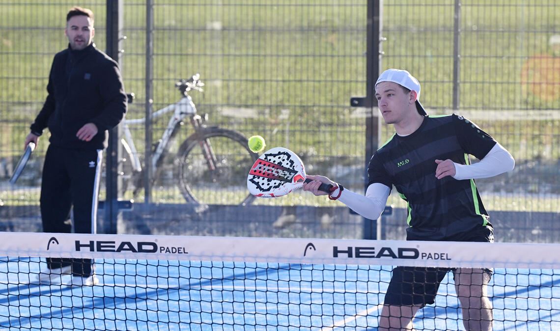 Fußballer halten sich in der Winterpause mit Padel fit: Tim Eier (re.) und Jonas Hentzschel sind mit ihrer Clique in wechselnder Besetzung auf der Anlage aktiv. Fotos: Fotomoment