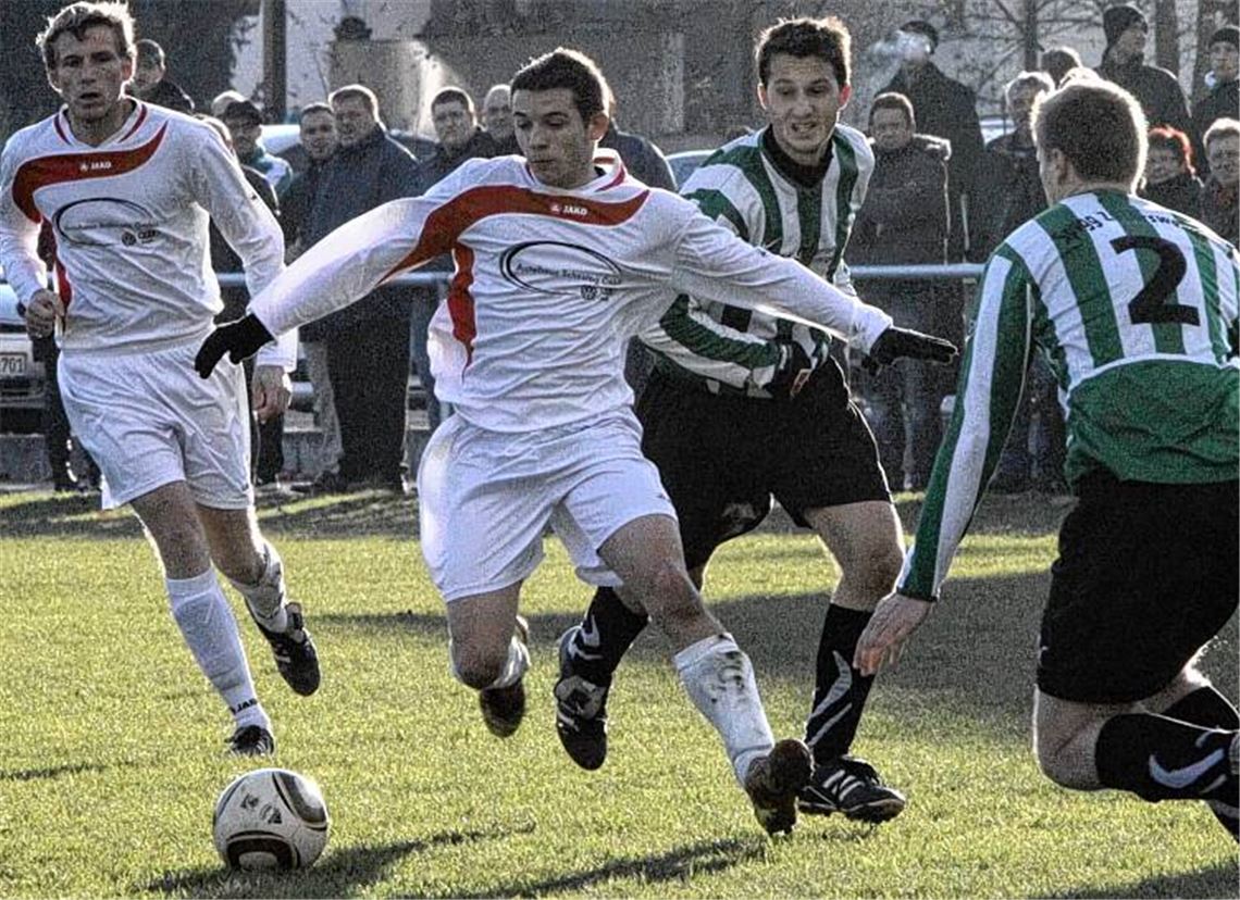 Fußballerisch ein Spiel zum Vergessen: Ölbronn-Dürrn (in Weiß) überzeugt nur eine Halbzeit lang, Zaisersweiher überhaupt nicht. Foto: Eigner