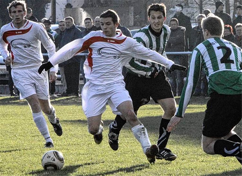 Fußballerisch ein Spiel zum Vergessen: Ölbronn-Dürrn (in Weiß) überzeugt nur eine Halbzeit lang, Zaisersweiher überhaupt nicht. Foto: Eigner