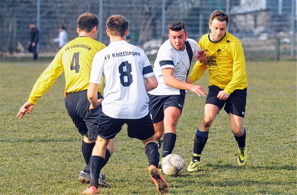 Fußballspiel ohne Sieger: Der FV Lienzingen und der FV Knittlingen spielen 1:1.