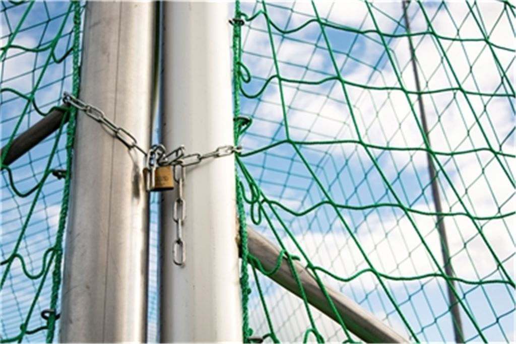 Fußballtore werden in diesem Jahr nicht mehr gebraucht, denn die Verbände habe die Winterpause eingeläutet. In manchen anderen Sportarten geht es weiter. Foto: Fotomoment