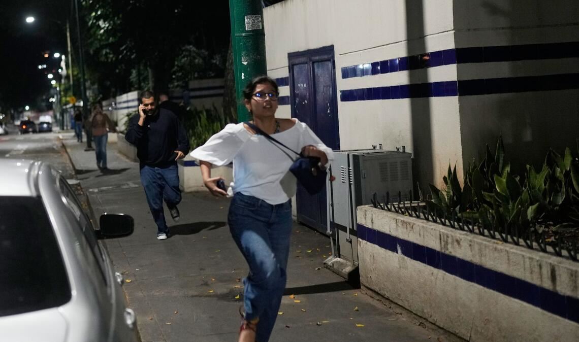 Fußgänger rennen, nachdem Explosionen zu hören waren.