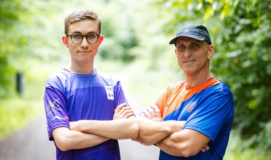 Fynn Thome (18, l.) und sein Vater Martin Thome trainieren gemeinsam in einem Wald bei Lebach für die Special Olympics Nationalen Spiele Saarland 2026.